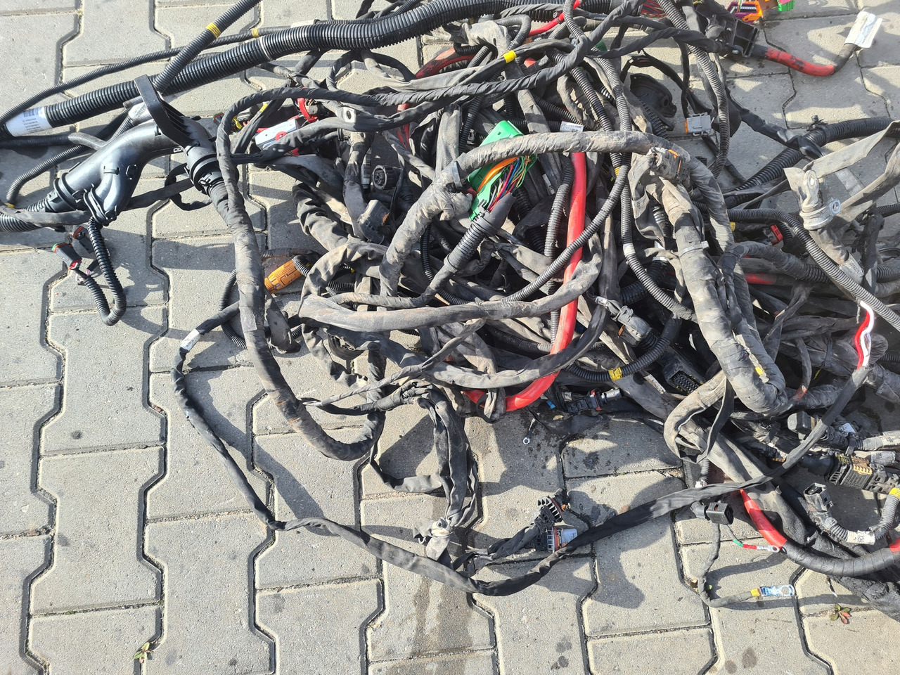 VOLVO WIĄZKA INSTALACJA RAMY VOLVO FH 5 I-SAVE 4x2 2022 ROK - Cables/ Wire harness for Truck: picture 5 VOLVO WIĄZKA INSTALACJA RAMY VOLVO FH 5 I-SAVE 4x2 2022 ROK - Cables/ Wire harness for Truck: picture 5