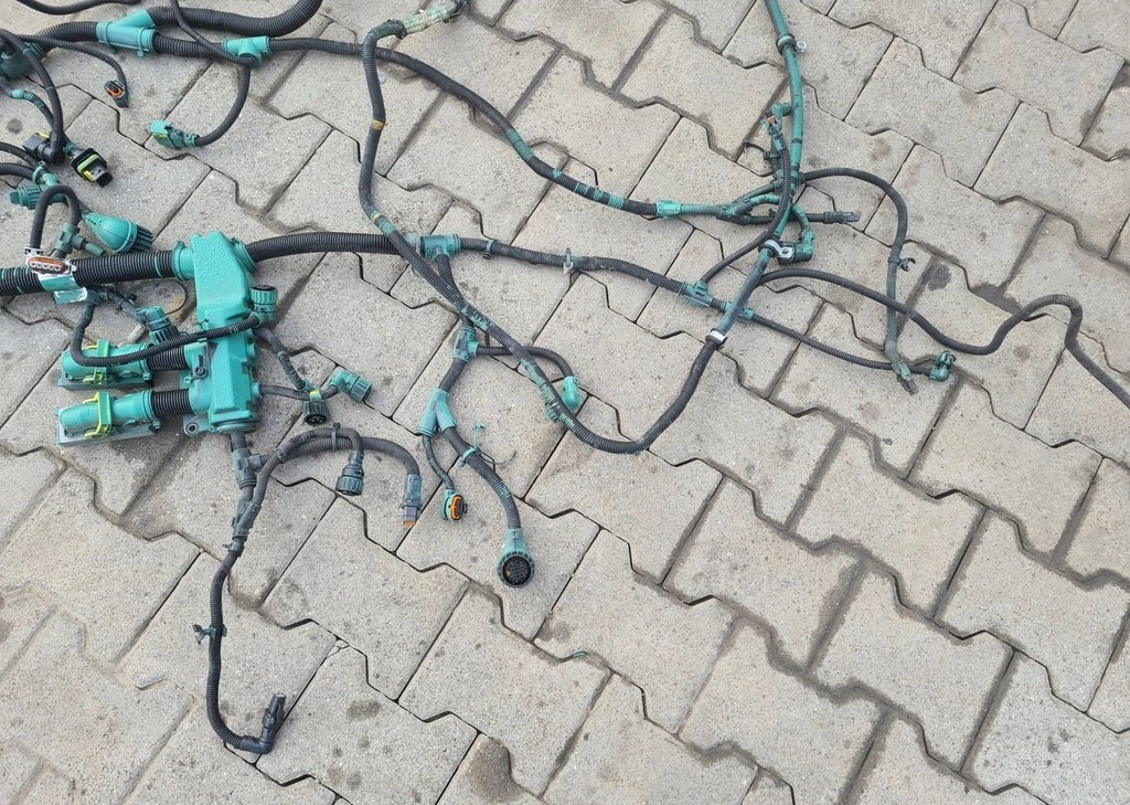 VOLVO WIĄZKA INSTALACJA SILNIKA VOLVO FH 4 FM 4 D13K 22477020 - Cables/ Wire harness for Truck: picture 3 VOLVO WIĄZKA INSTALACJA SILNIKA VOLVO FH 4 FM 4 D13K 22477020 - Cables/ Wire harness for Truck: picture 3