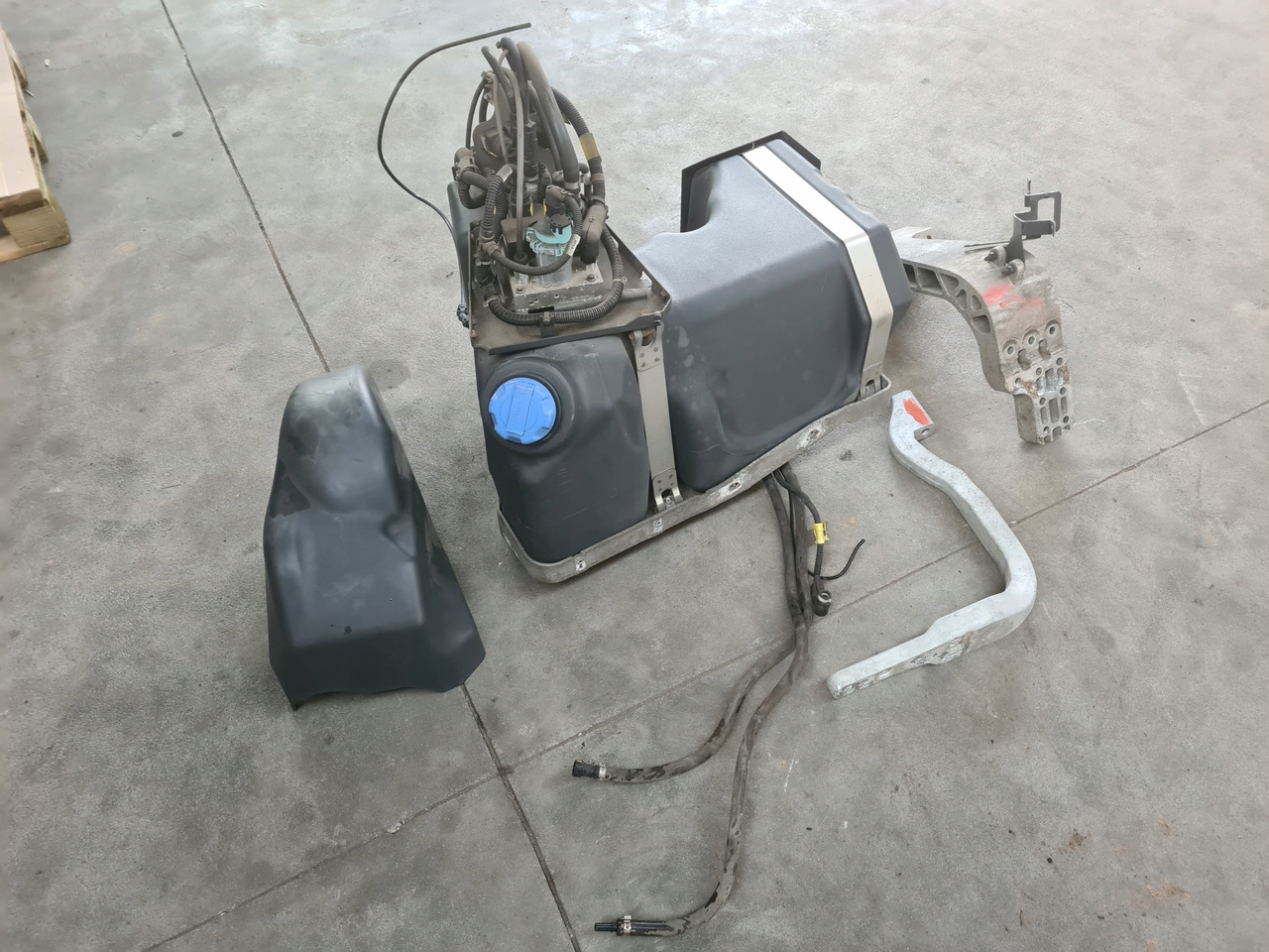 VOLVO ZBIORNIK POMPA WIĄZKA ADBLUE KOMPLET RENAULT GAMA T VOLVO FH 4 FM 4 - AdBlue tank: picture 3 VOLVO ZBIORNIK POMPA WIĄZKA ADBLUE KOMPLET RENAULT GAMA T VOLVO FH 4 FM 4 - AdBlue tank: picture 3