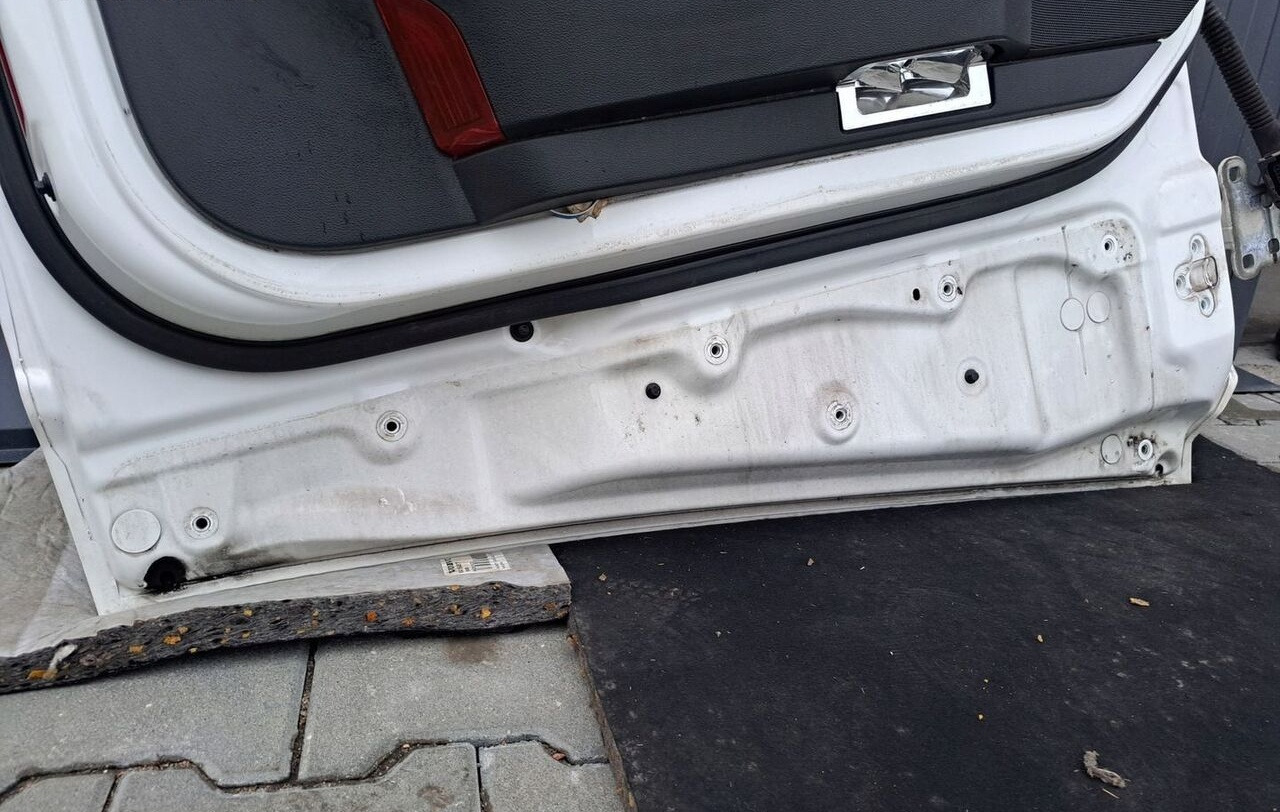 Volvo FH 4 - Door and parts for Truck: picture 1 Volvo FH 4 - Door and parts for Truck: picture 1