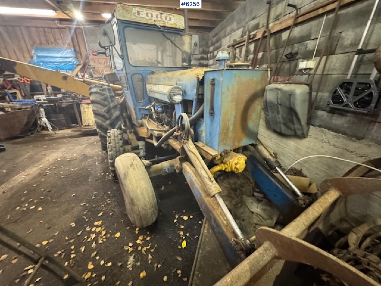 1968 Ford 5000 w/ digger, front cutter and 3 buckets! - Farm tractor: picture 4 1968 Ford 5000 w/ digger, front cutter and 3 buckets! - Farm tractor: picture 4