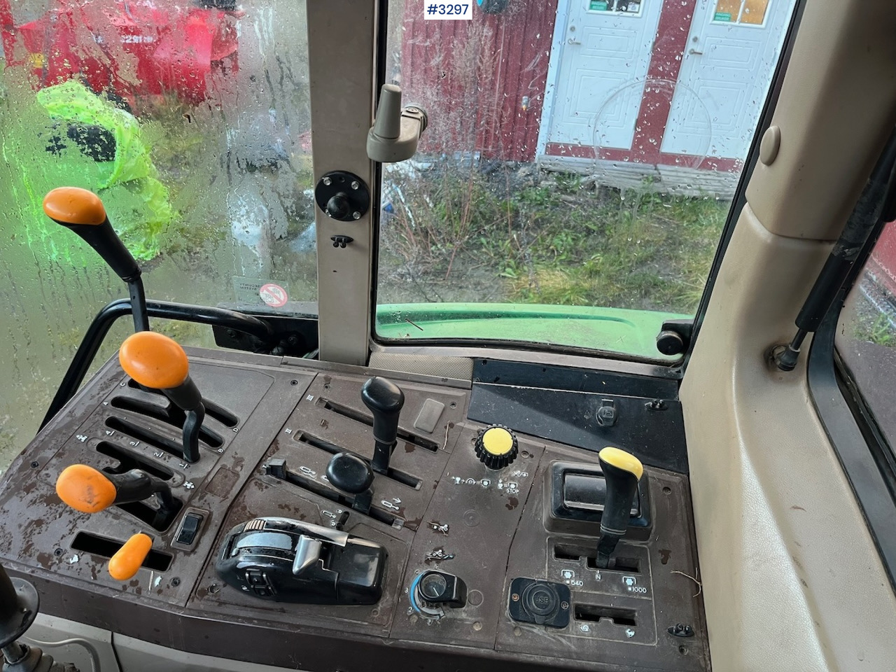 Farm tractor 1999 John Deere 6210 SE with Front Loader: picture 30