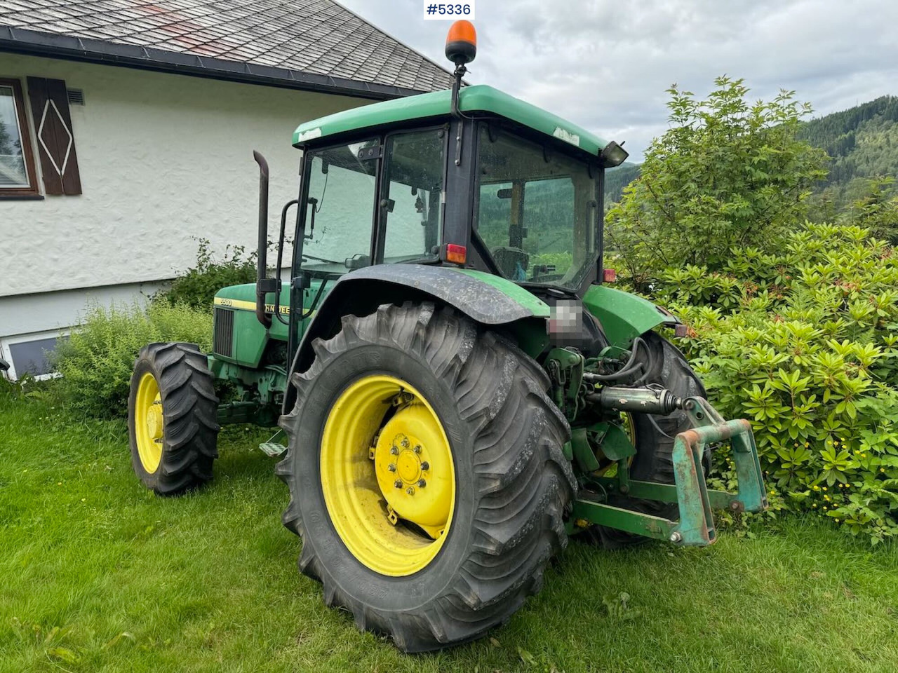 Farm tractor 2001 John Deere 5500: picture 11