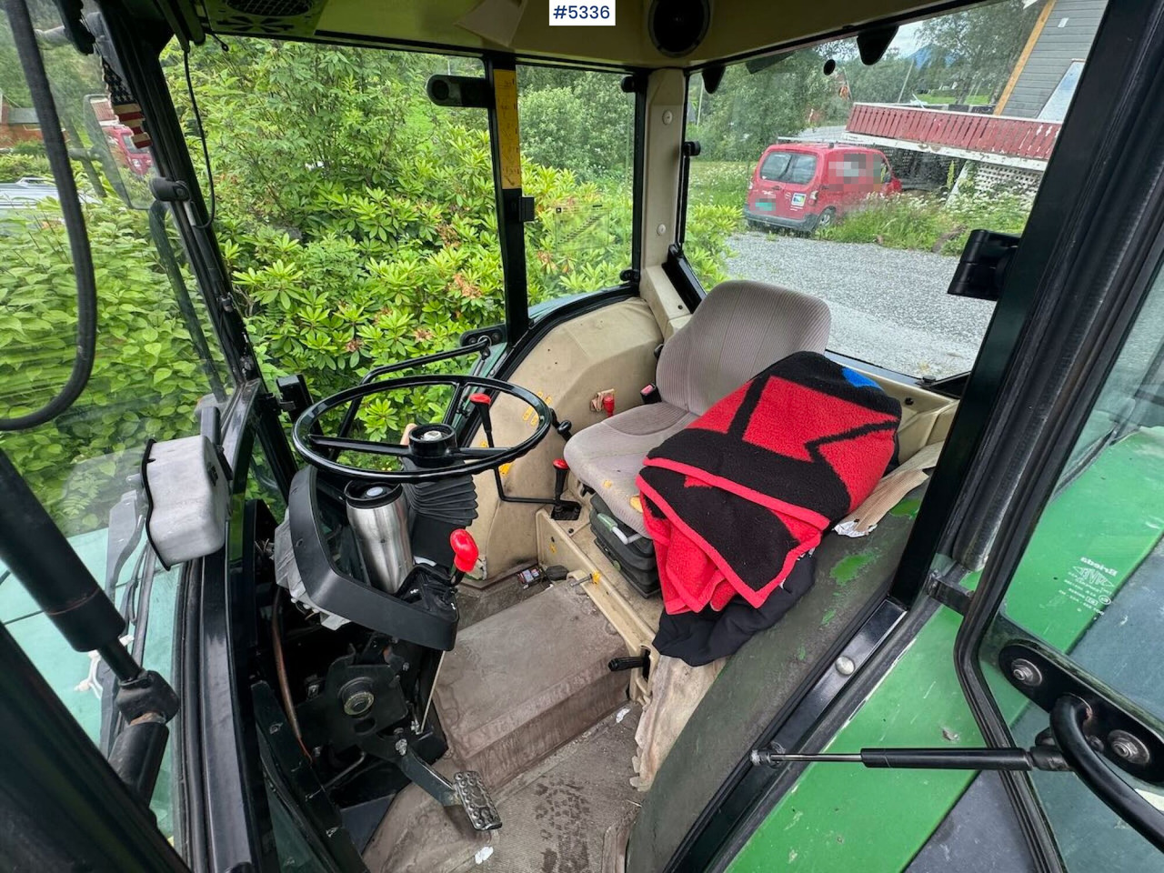 Farm tractor 2001 John Deere 5500: picture 19
