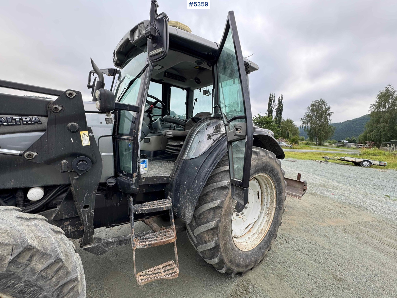 2004 Valtra M120-4 w/ loader and bucket - Farm tractor: picture 4 2004 Valtra M120-4 w/ loader and bucket - Farm tractor: picture 4