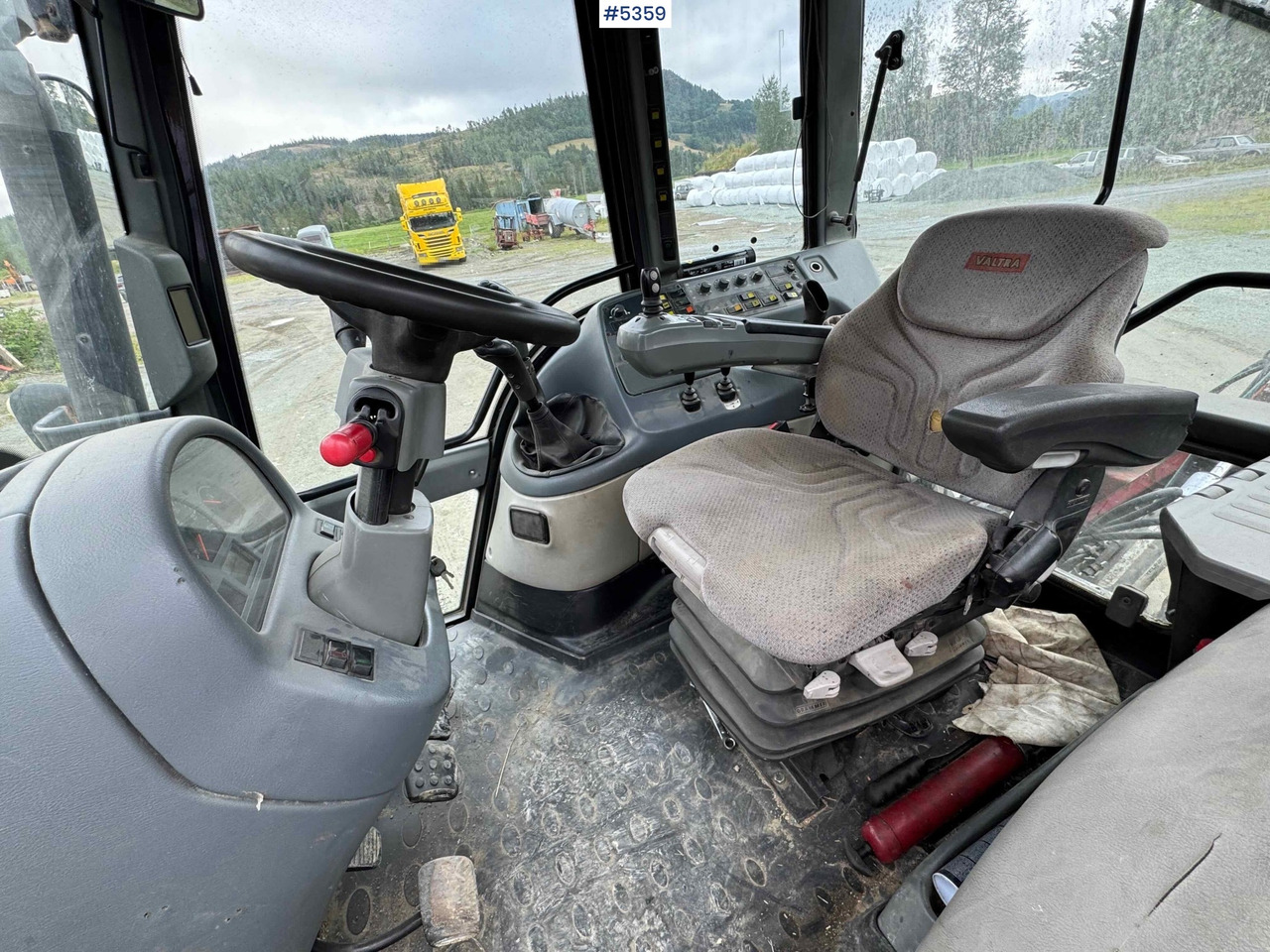 Farm tractor 2004 Valtra M120-4 w/ loader and bucket: picture 6