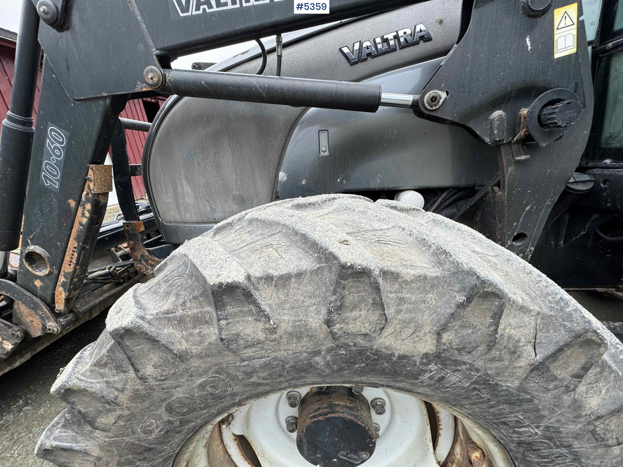 Farm tractor 2004 Valtra M120-4 w/ loader and bucket: picture 17