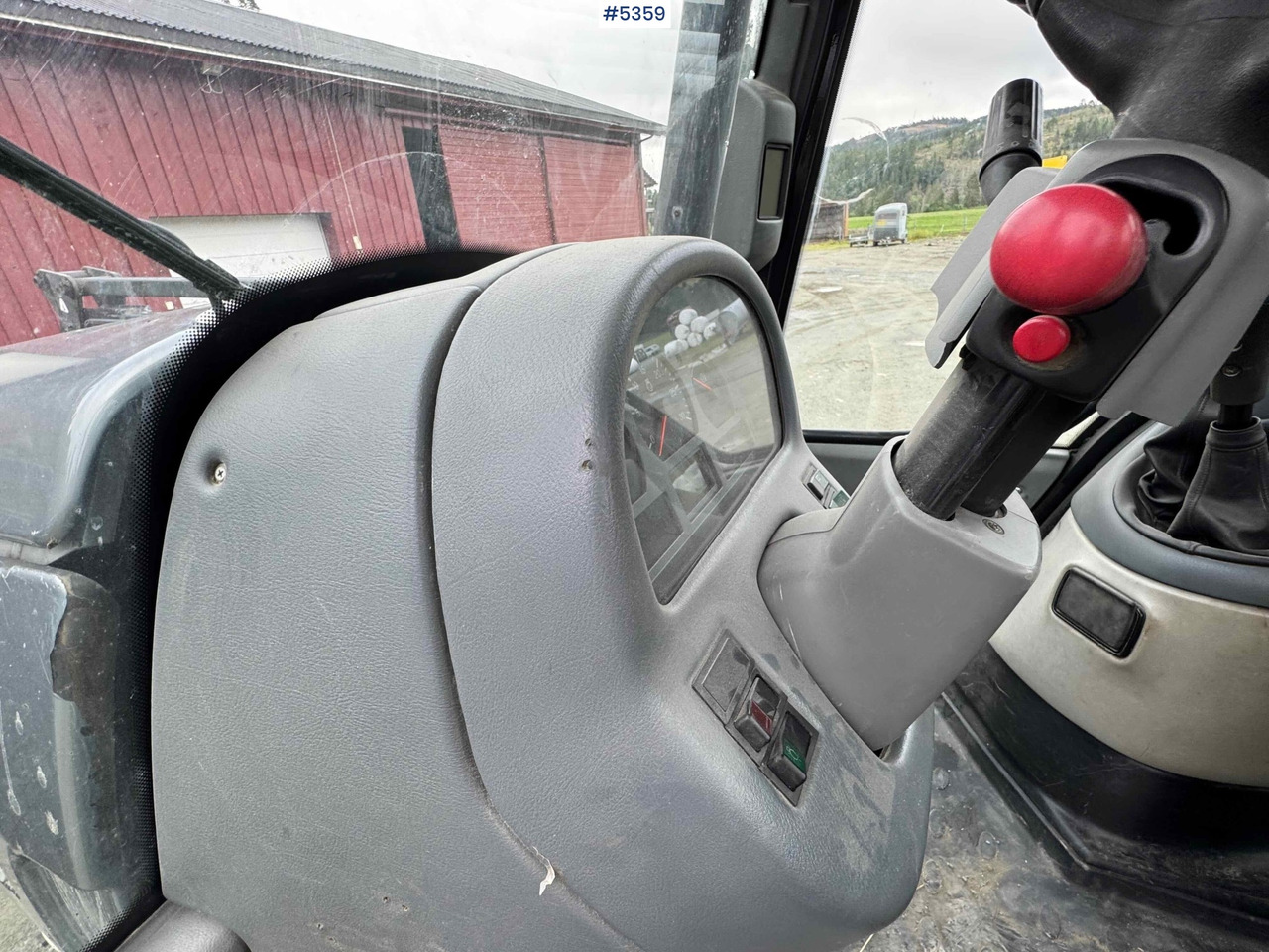 Farm tractor 2004 Valtra M120-4 w/ loader and bucket: picture 10