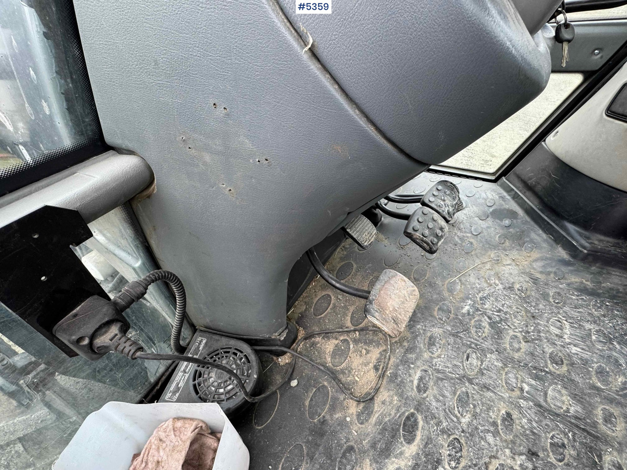 Farm tractor 2004 Valtra M120-4 w/ loader and bucket: picture 12