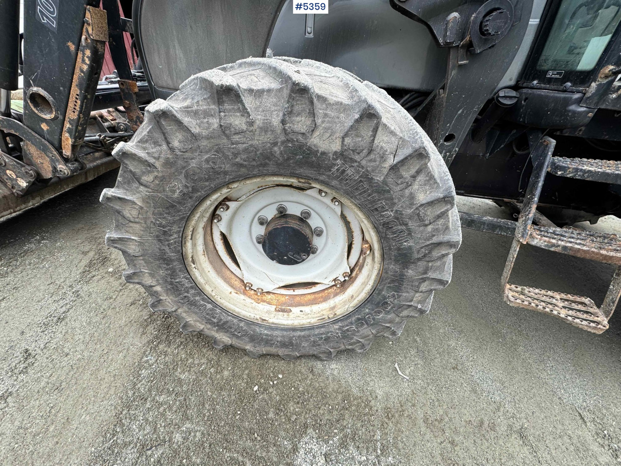 Farm tractor 2004 Valtra M120-4 w/ loader and bucket: picture 18