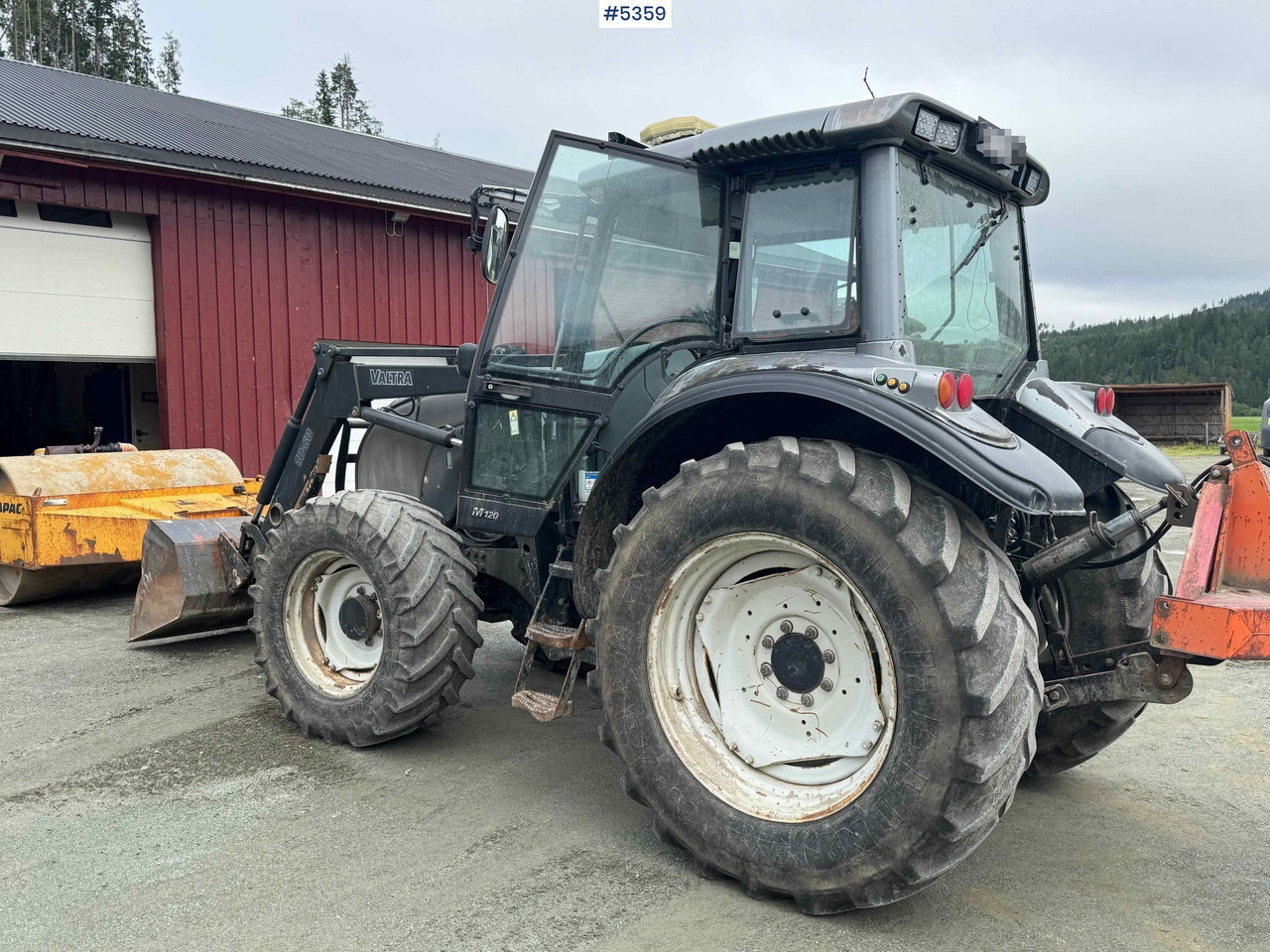 Farm tractor 2004 Valtra M120-4 w/ loader and bucket: picture 16