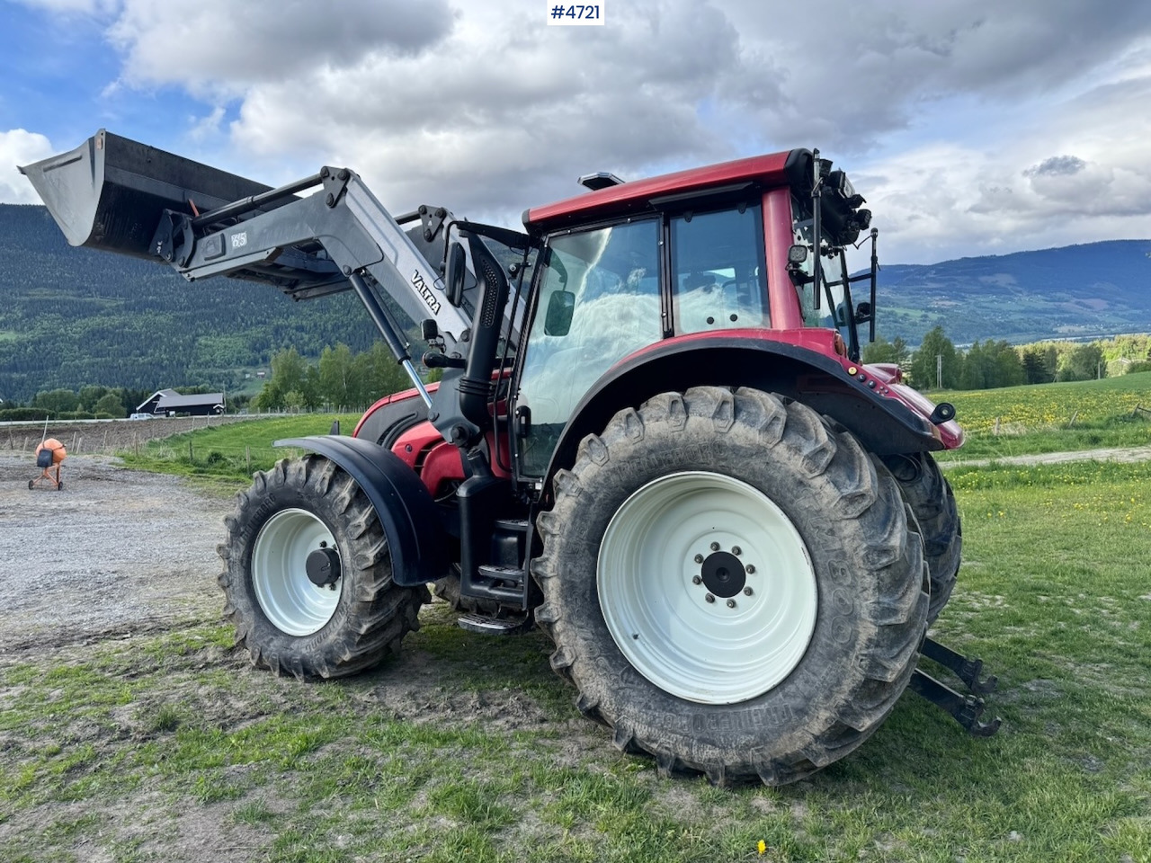 2010 Valtra N142 equipped for snow clearing with front loader - Farm tractor: picture 4 2010 Valtra N142 equipped for snow clearing with front loader - Farm tractor: picture 4