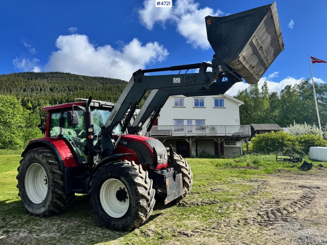 2010 Valtra N142 equipped for snow clearing with front loader - Farm tractor: picture 3 2010 Valtra N142 equipped for snow clearing with front loader - Farm tractor: picture 3