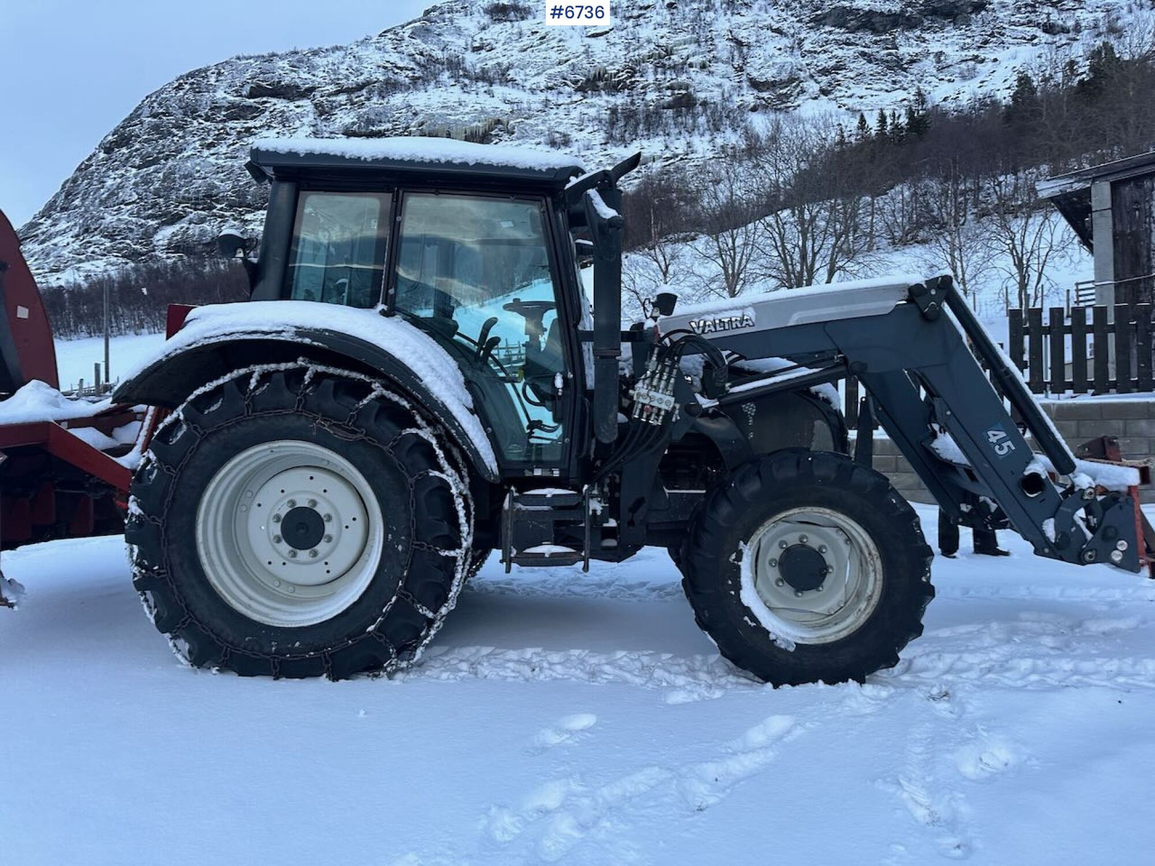 2010 Valtra N92 4x4 tractor with front loader and chains. SEE VIDEO. - Farm tractor: picture 1 2010 Valtra N92 4x4 tractor with front loader and chains. SEE VIDEO. - Farm tractor: picture 1