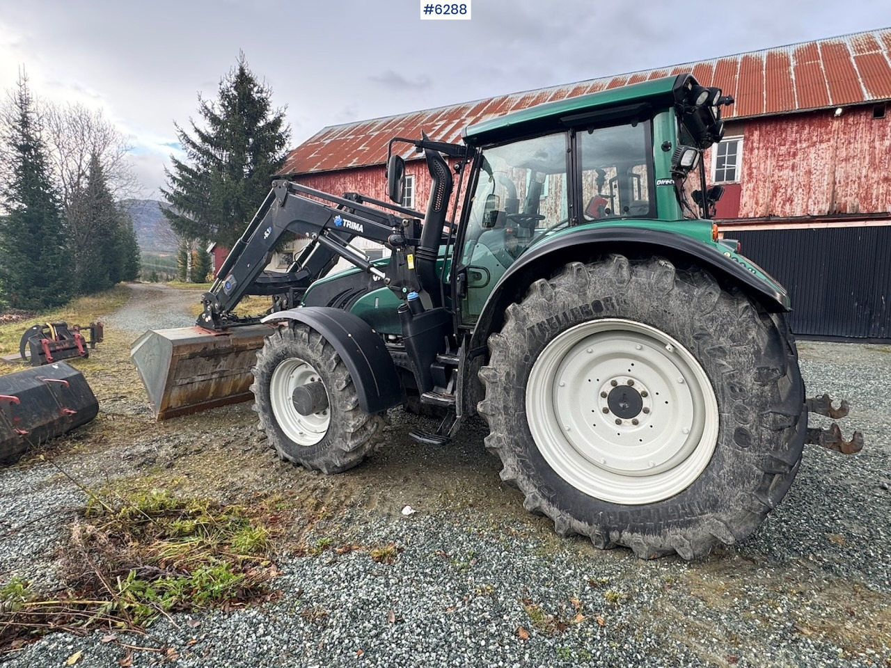 Farm tractor 2013 Valtra T203 w/ Trima front loader, snow bucket, gravel bucket, pallet forks and timber clamp!: picture 9 Farm tractor 2013 Valtra T203 w/ Trima front loader, snow bucket, gravel bucket, pallet forks and timber clamp!: picture 9