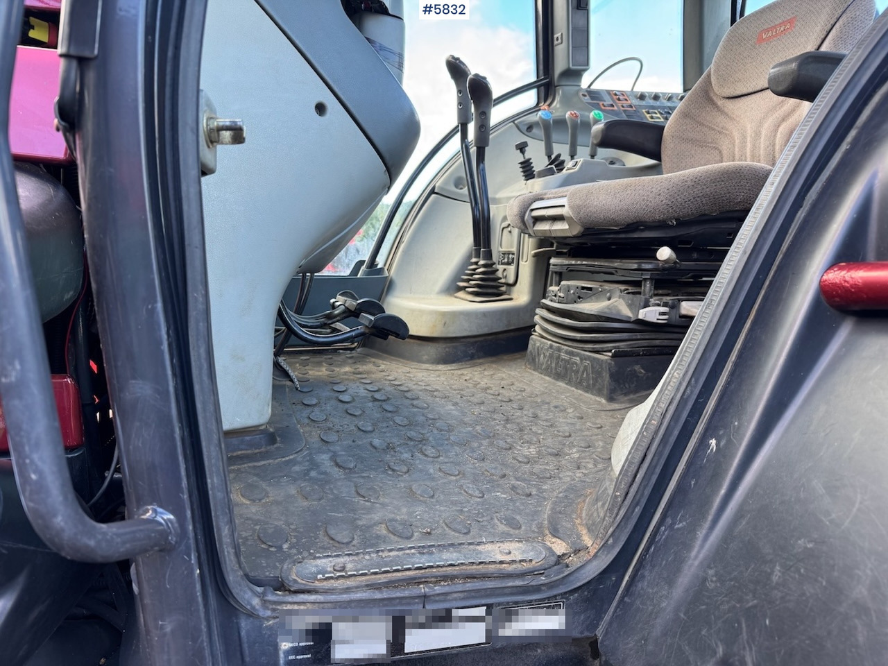 Farm tractor 2014 Valtra T193 H w/ front loader and plow plate.: picture 14