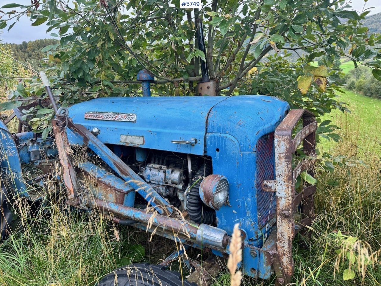 Farm tractor Ca. 1961 Fordson Super Major 4×2 Tractor w/ Bucket: picture 10