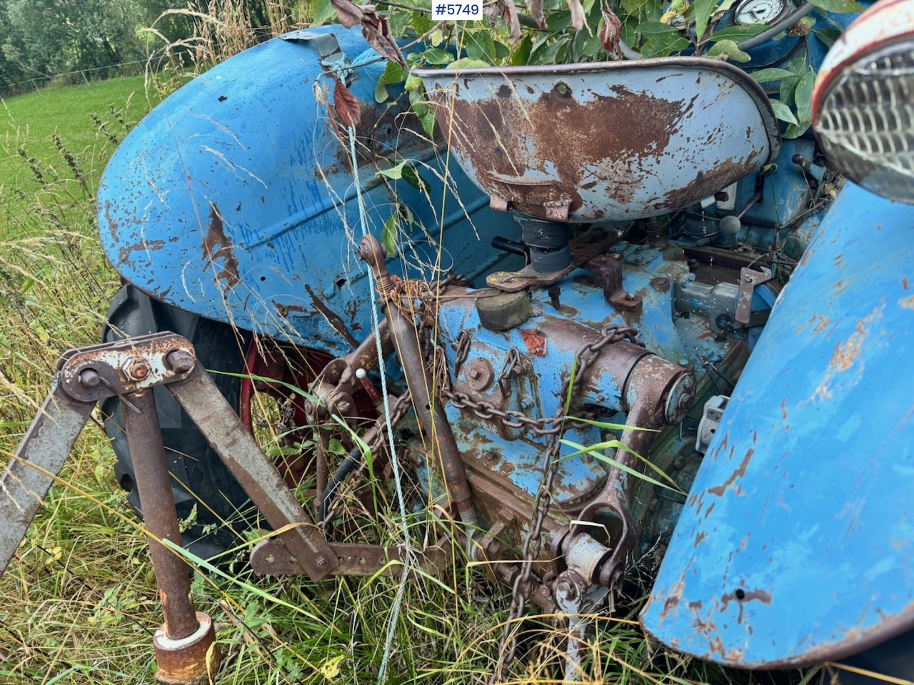 Farm tractor Ca. 1961 Fordson Super Major 4×2 Tractor w/ Bucket: picture 7