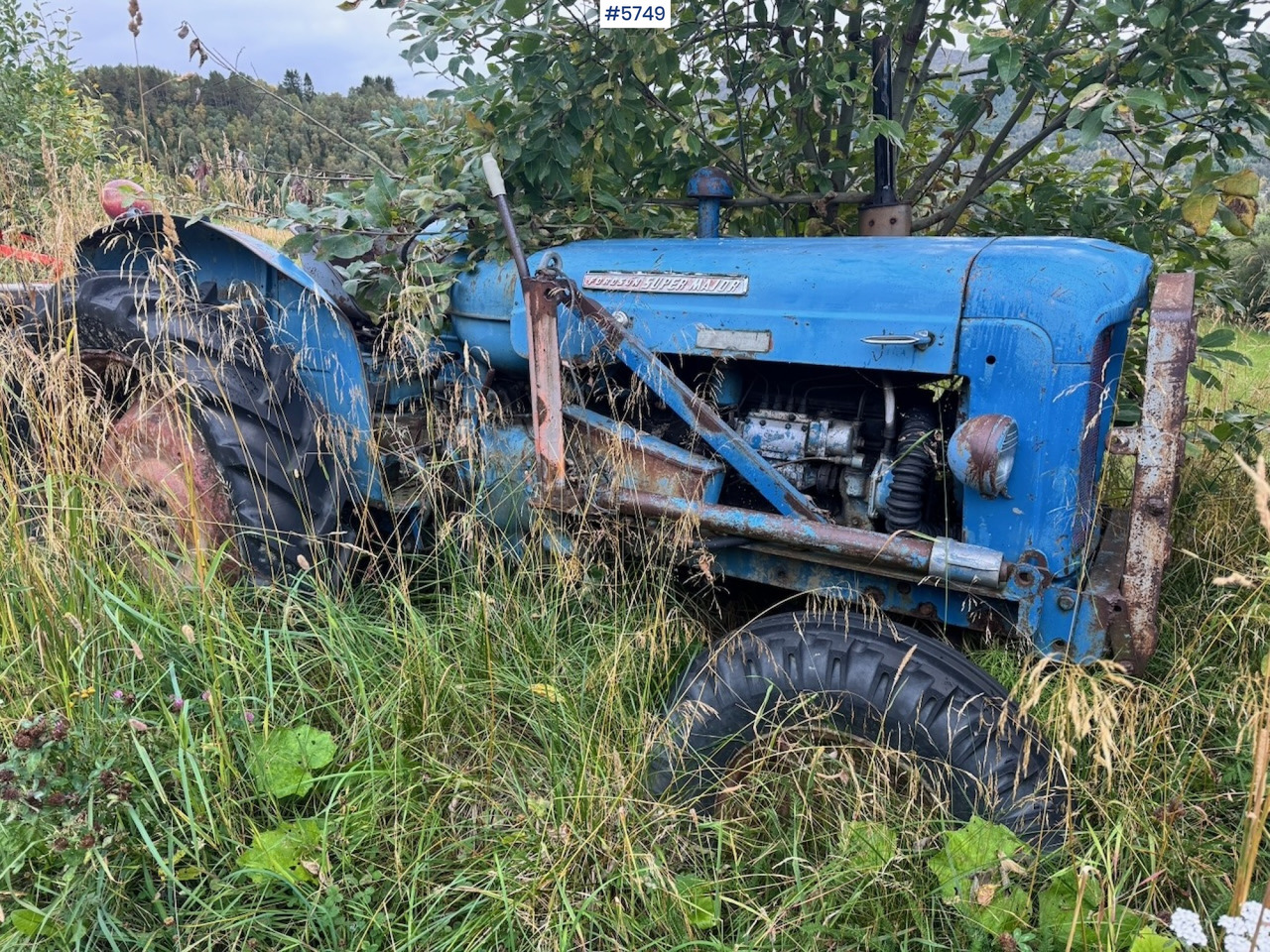 Ca. 1961 Fordson Super Major 4×2 Tractor w/ Bucket - Farm tractor: picture 1 Ca. 1961 Fordson Super Major 4×2 Tractor w/ Bucket - Farm tractor: picture 1