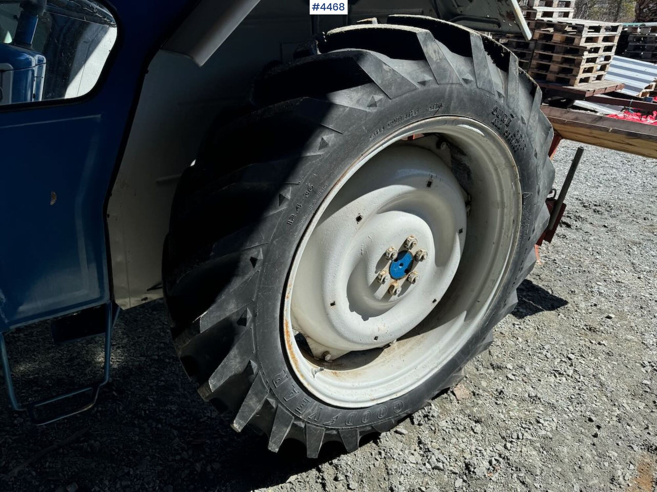 Farm tractor Ford 4000 4x2 - approx. 1970 model: picture 8