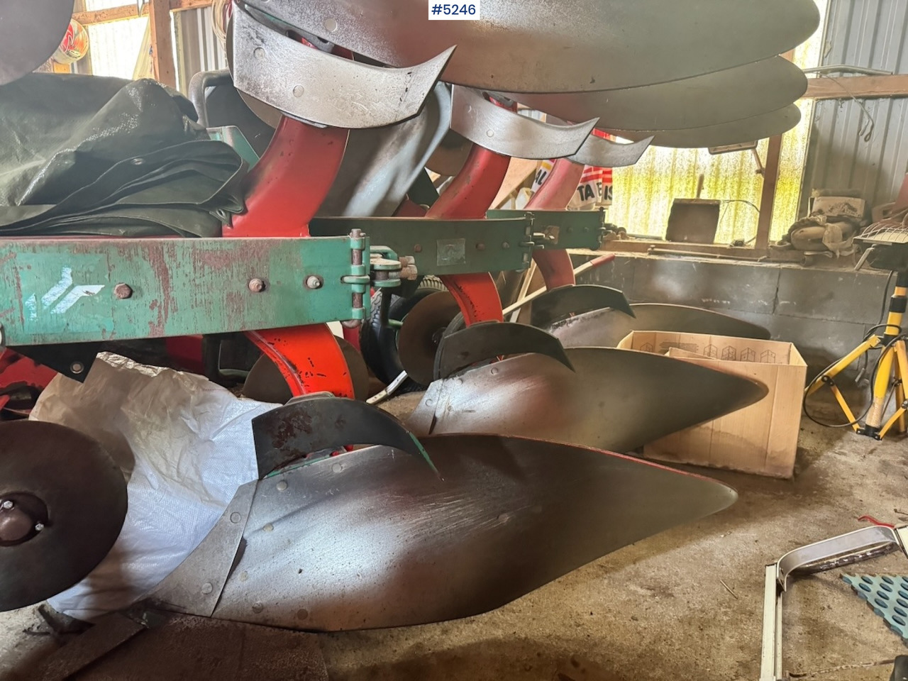 Soil tillage equipment Kverneland 160-8 4-blade Reversible Plough: picture 1