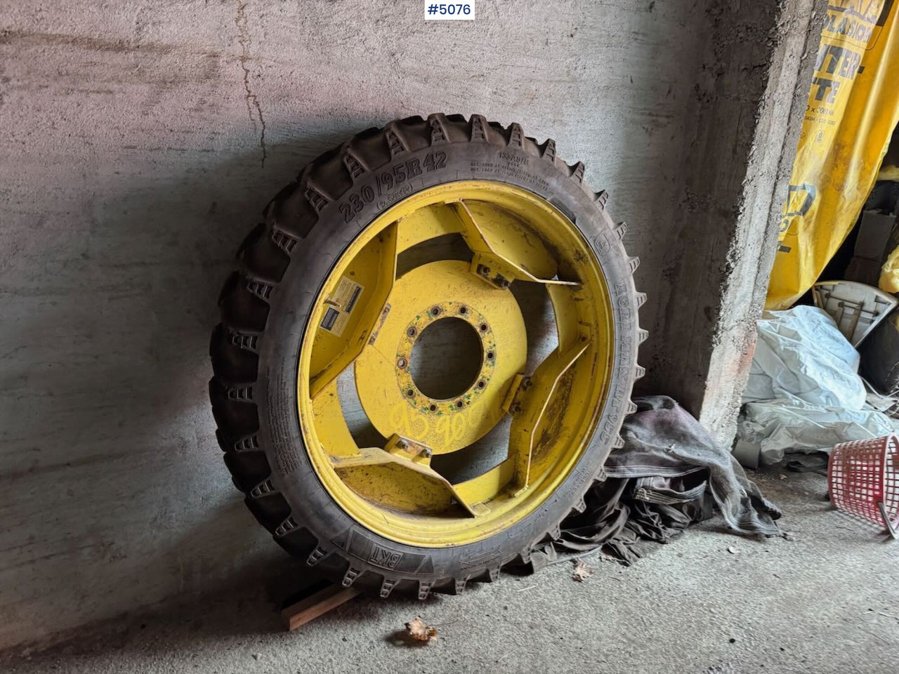 Sprayer Wheels (used on a John Deere 6830) - Sprayer: picture 3 Sprayer Wheels (used on a John Deere 6830) - Sprayer: picture 3