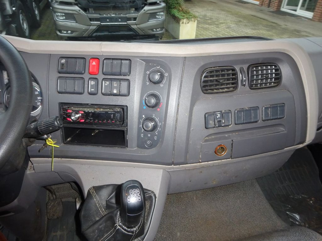 Box van DAF LF 220 Koffer mit Palfinger LBW 4x2 DAF LF 220 Koffer mit Palfinger LBW 4x2: picture 12 Box van DAF LF 220 Koffer mit Palfinger LBW 4x2 DAF LF 220 Koffer mit Palfinger LBW 4x2: picture 12