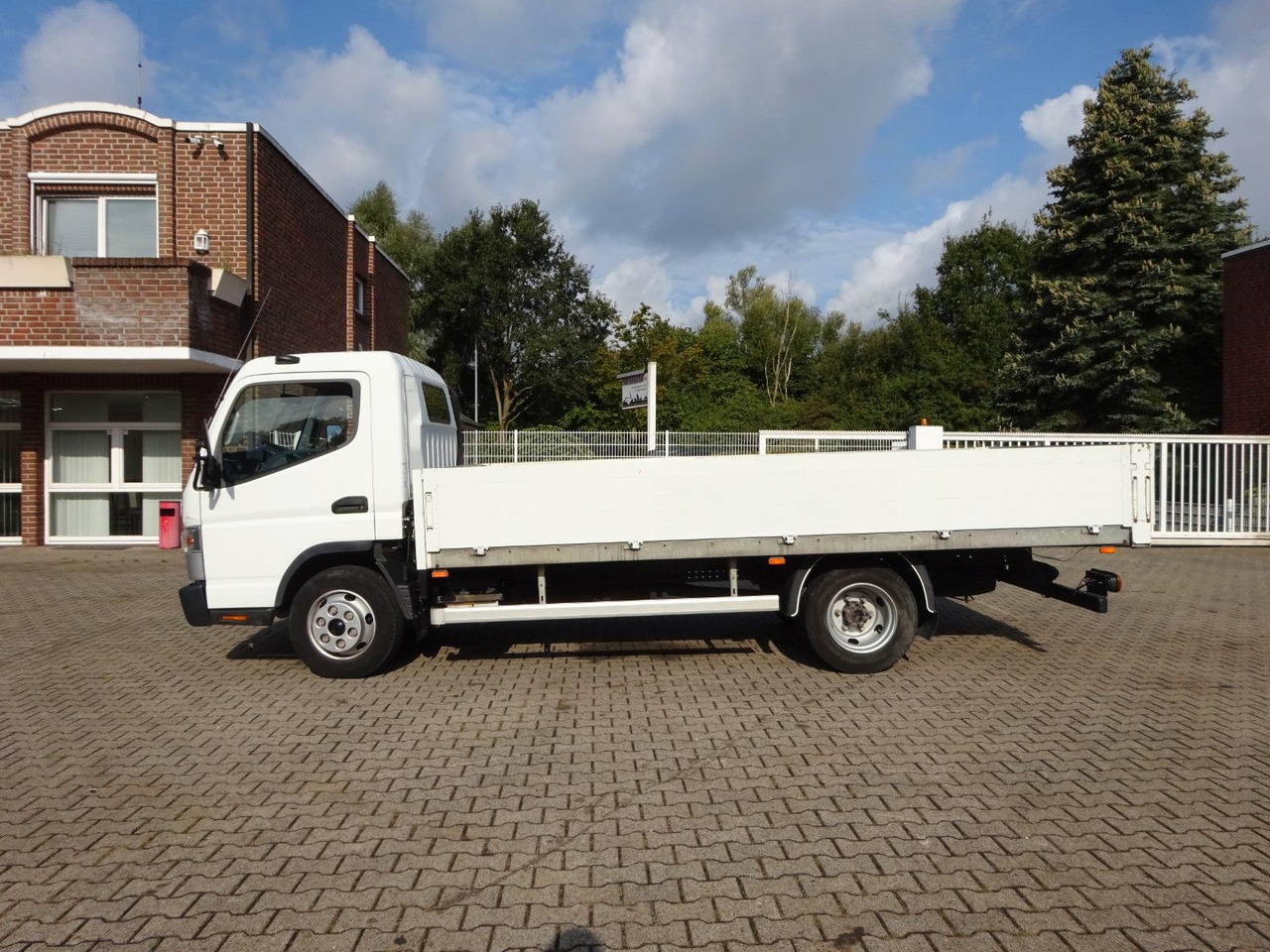 FUSO CANTER 7C15 Pritsche 4x2 - Flatbed van: picture 2 FUSO CANTER 7C15 Pritsche 4x2 - Flatbed van: picture 2