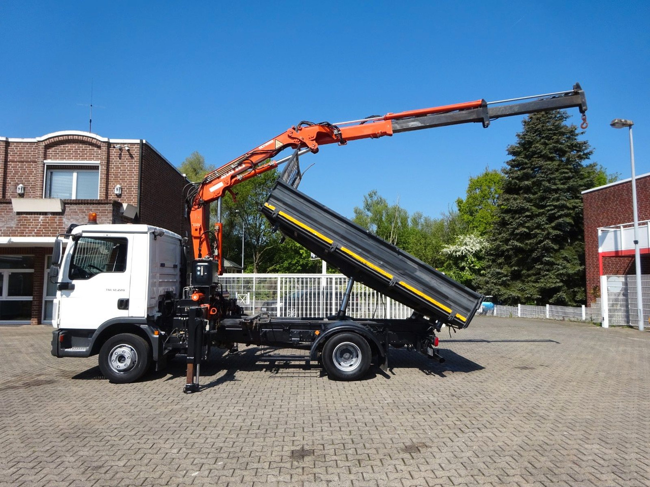 MAN 12.220 TGS + Atlas 85.2 Kran 4x2 - Tipper, Crane truck: picture 4 MAN 12.220 TGS + Atlas 85.2 Kran 4x2 - Tipper, Crane truck: picture 4