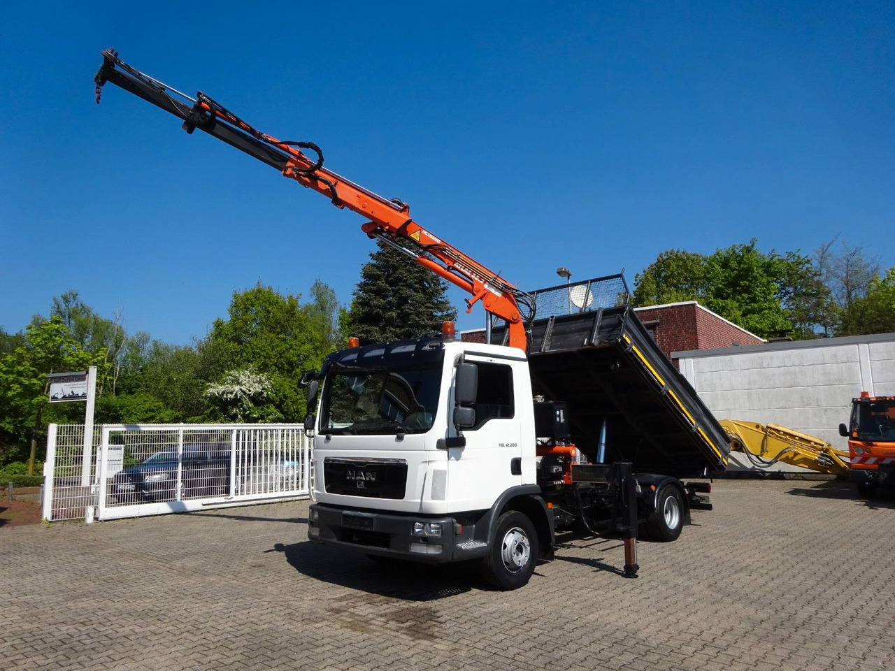 MAN 12.220 TGS + Atlas 85.2 Kran 4x2 - Tipper, Crane truck: picture 1 MAN 12.220 TGS + Atlas 85.2 Kran 4x2 - Tipper, Crane truck: picture 1