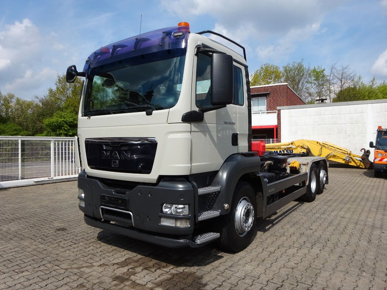 MAN 26.320 Multilift Abroller mit Lift+Lenkachse - Hook lift truck: picture 1 MAN 26.320 Multilift Abroller mit Lift+Lenkachse - Hook lift truck: picture 1