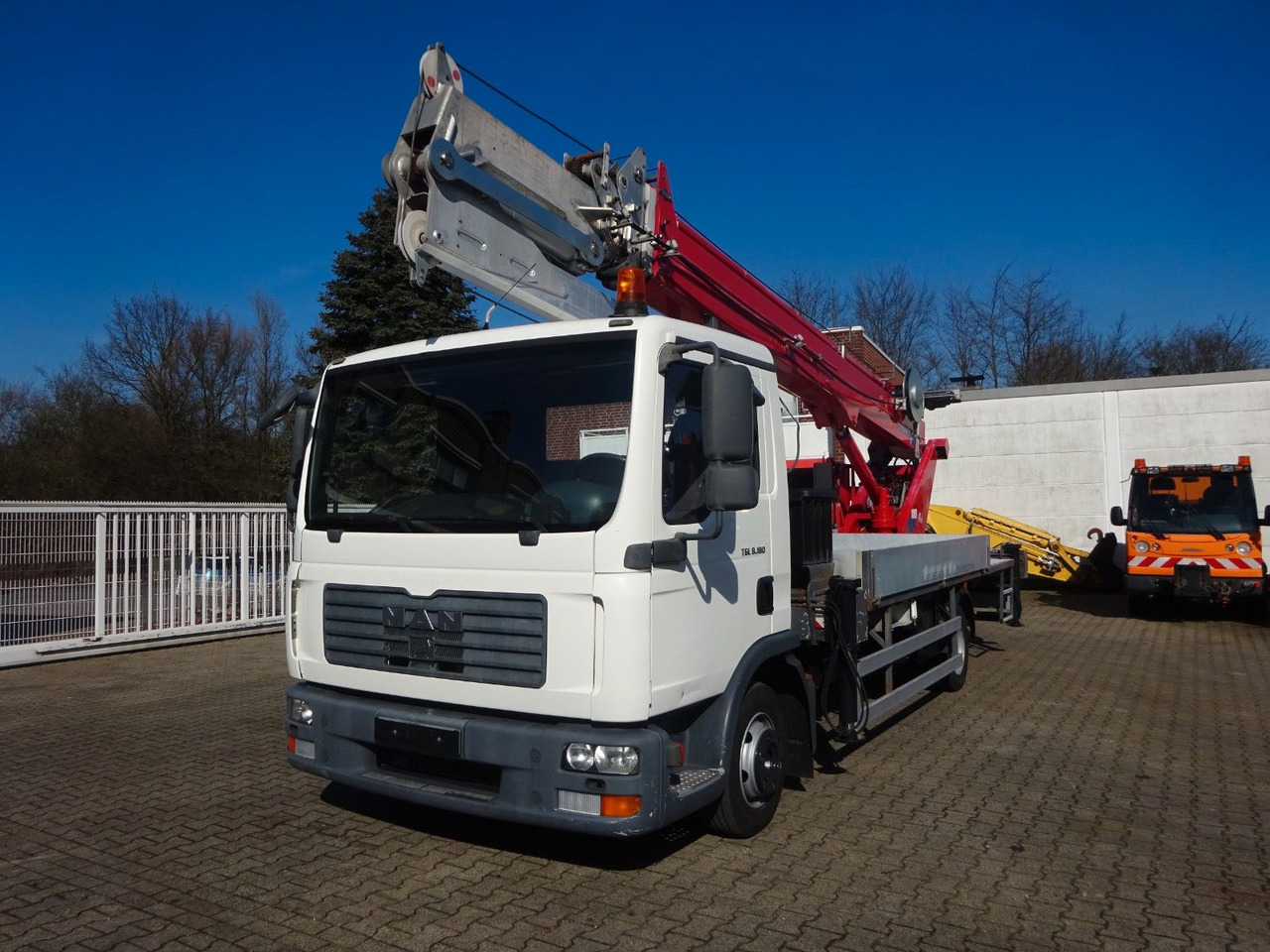 MAN 8.180 TGL + Böcker AK 32 Meter Dachdeckerkran - Crane truck: picture 3 MAN 8.180 TGL + Böcker AK 32 Meter Dachdeckerkran - Crane truck: picture 3