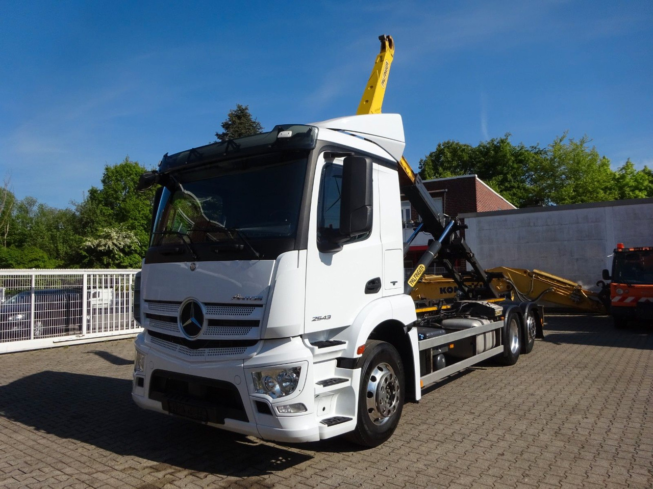 Mercedes-Benz 2543 Antos PALFINGER Abroller - Hook lift truck: picture 1 Mercedes-Benz 2543 Antos PALFINGER Abroller - Hook lift truck: picture 1