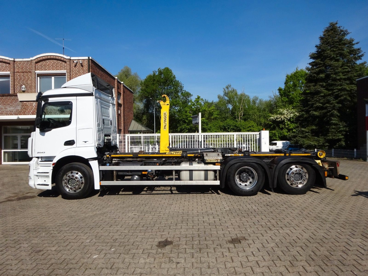 Mercedes-Benz 2543 Antos PALFINGER Abroller - Hook lift truck: picture 4 Mercedes-Benz 2543 Antos PALFINGER Abroller - Hook lift truck: picture 4