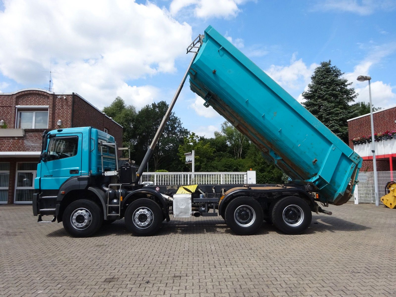 Mercedes-Benz 3240 Axor Muldenkipper 8x4 - Tipper: picture 3 Mercedes-Benz 3240 Axor Muldenkipper 8x4 - Tipper: picture 3