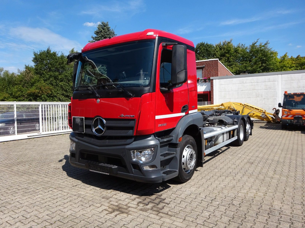 Mercedes-Benz Antos 2532 MEILLER Abroller Lift+Lenkachse 6x2 - Hook lift truck: picture 2 Mercedes-Benz Antos 2532 MEILLER Abroller Lift+Lenkachse 6x2 - Hook lift truck: picture 2