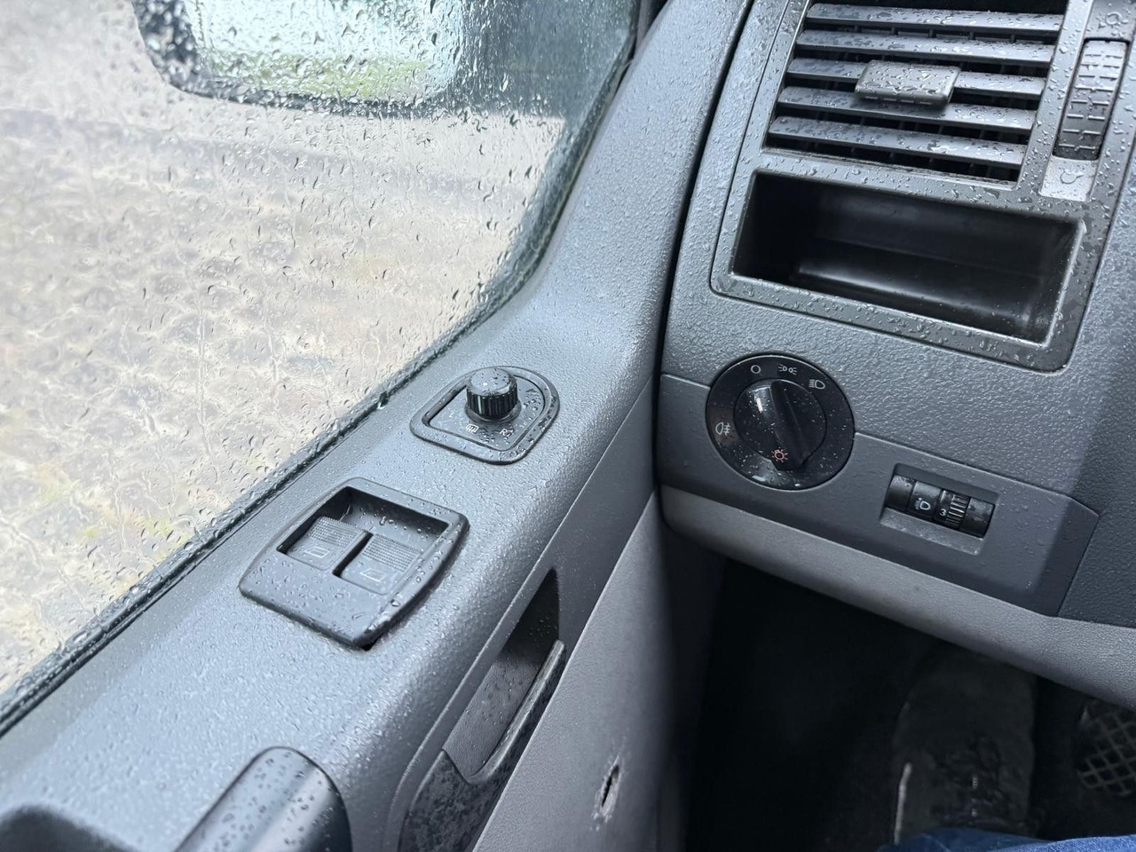 Small van Volkswagen T5 Transporter 2.5 TDI 4Motion *Klima *4x4: picture 27 Small van Volkswagen T5 Transporter 2.5 TDI 4Motion *Klima *4x4: picture 27