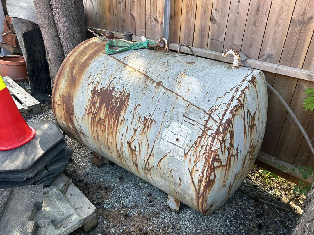 Diesel tank 1000 liter - Workshop equipment: picture 1 Diesel tank 1000 liter - Workshop equipment: picture 1