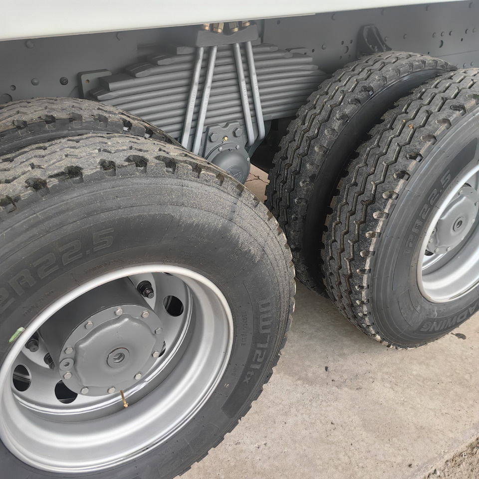 Tractor unit for transportation of food Howo tractor: picture 7