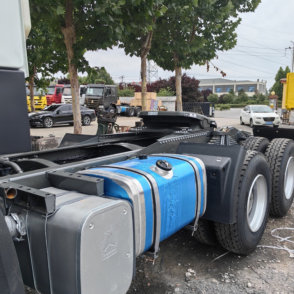 Tractor unit for transportation of food Howo tractor: picture 6