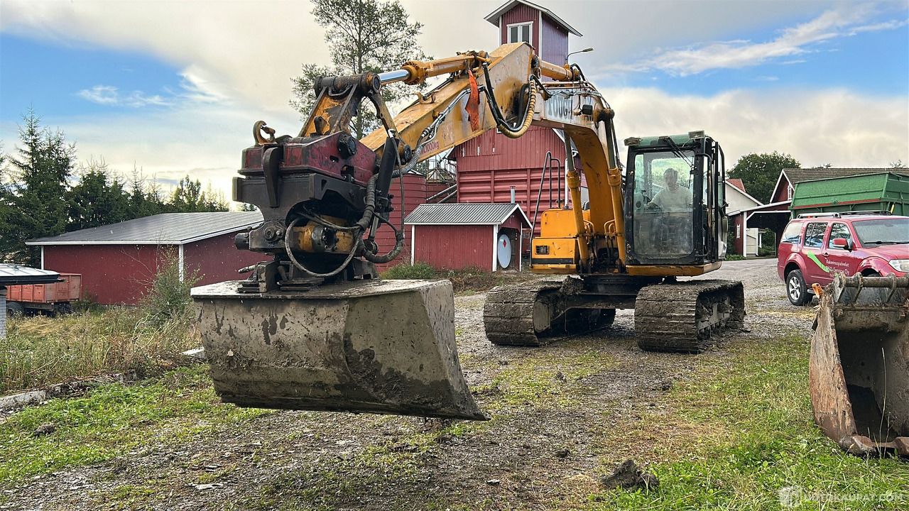 Tela-alustainen kaivinkone, JCB JS130, vm. 2003, sekä kolme kauhaa ja koura, Nousiainen - Construction machinery: picture 4 Tela-alustainen kaivinkone, JCB JS130, vm. 2003, sekä kolme kauhaa ja koura, Nousiainen - Construction machinery: picture 4