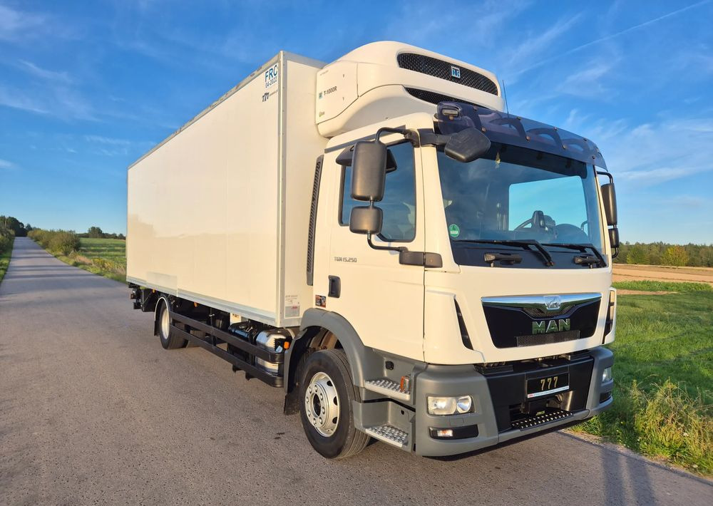 MAN TGM 15.250 7.5m winda AUTOMAT KLIMA z Niemiec EURO 6 / CHŁODNIA T-1000R THERMOKING - Refrigerator truck: picture 3 MAN TGM 15.250 7.5m winda AUTOMAT KLIMA z Niemiec EURO 6 / CHŁODNIA T-1000R THERMOKING - Refrigerator truck: picture 3