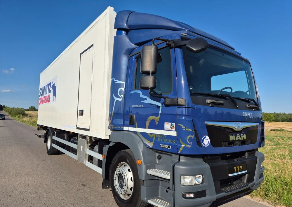 MAN TGM 18.250 Carrier 1950 D/E z Holandii / TOP STAN / 7.5m / 18 palet / winda + drzwi boczne / OKAZJA - Refrigerator truck: picture 4 MAN TGM 18.250 Carrier 1950 D/E z Holandii / TOP STAN / 7.5m / 18 palet / winda + drzwi boczne / OKAZJA - Refrigerator truck: picture 4