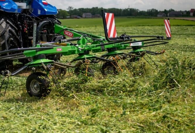 Talex Przetrząsacz 4 wirnikowy ciągany z WOM, Tornado - Tedder/ Rake: picture 1 Talex Przetrząsacz 4 wirnikowy ciągany z WOM, Tornado - Tedder/ Rake: picture 1