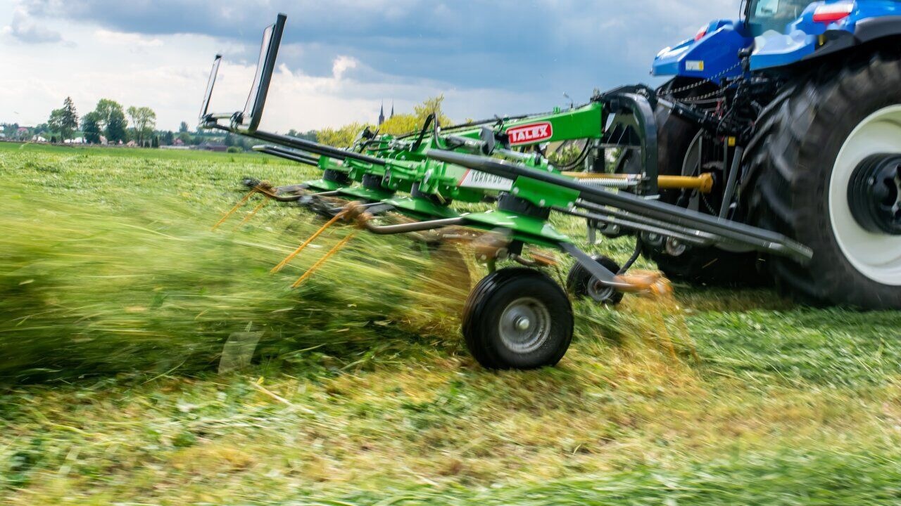 Talex Przetrząsacz 4 wirnikowy zawieszany z WOM, Tornado - Tedder/ Rake: picture 5 Talex Przetrząsacz 4 wirnikowy zawieszany z WOM, Tornado - Tedder/ Rake: picture 5