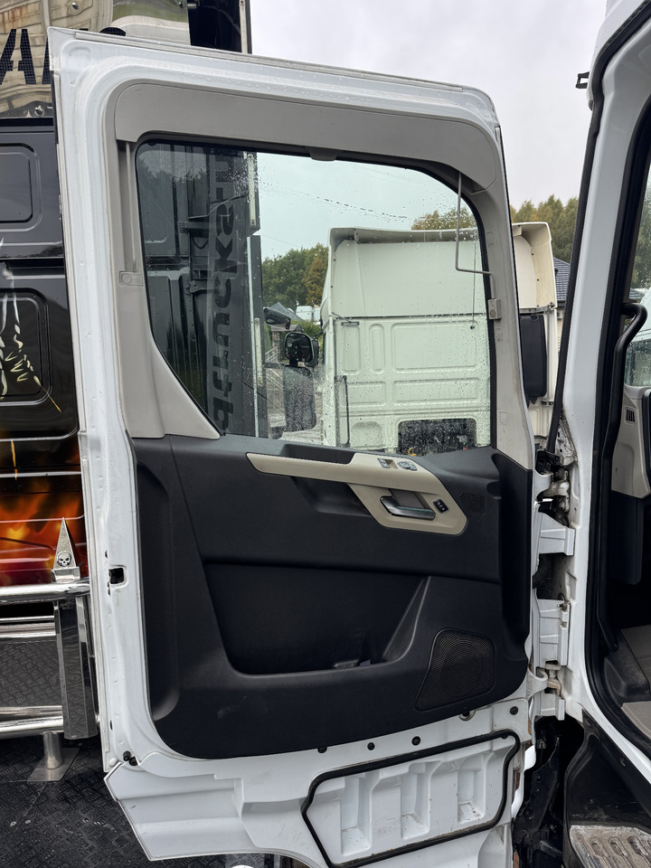 Ford F-Max 500 - Door and parts: picture 2 Ford F-Max 500 - Door and parts: picture 2