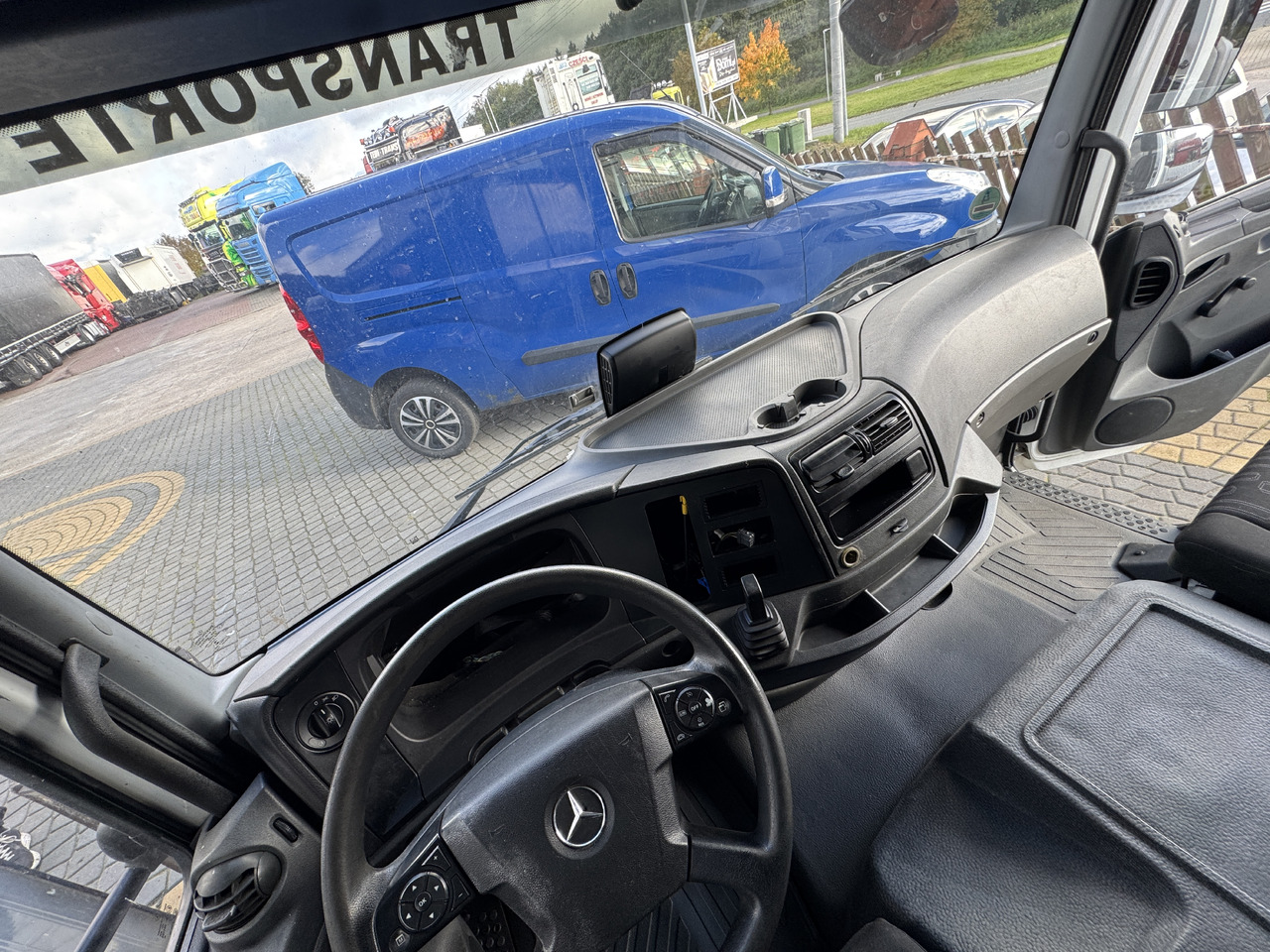 Mercedes Atego Axor - Cab and interior: picture 1 Mercedes Atego Axor - Cab and interior: picture 1