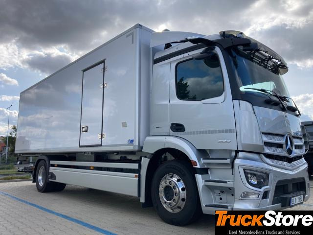 Mercedes-Benz eActros 300 L - Refrigerator truck: picture 2 Mercedes-Benz eActros 300 L - Refrigerator truck: picture 2