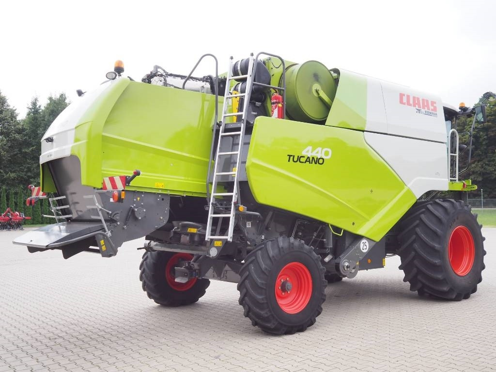 Claas Tucano 440 + V620 - Combine harvester: picture 3 Claas Tucano 440 + V620 - Combine harvester: picture 3