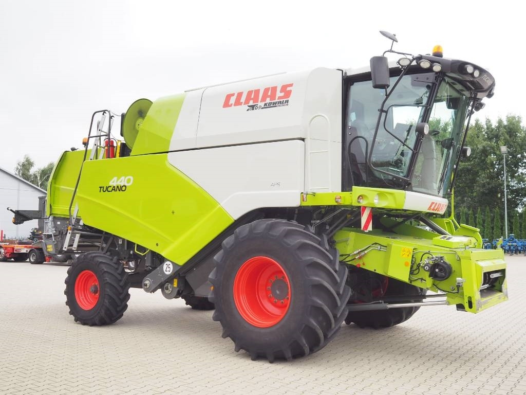 Claas Tucano 440 + V620 - Combine harvester: picture 4 Claas Tucano 440 + V620 - Combine harvester: picture 4